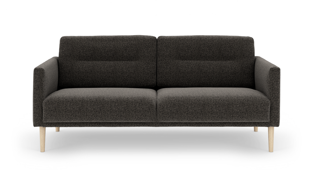 Mørkegrå sofa med to sædehynder og lyse træben set forfra, frilagt på hvid baggrund.