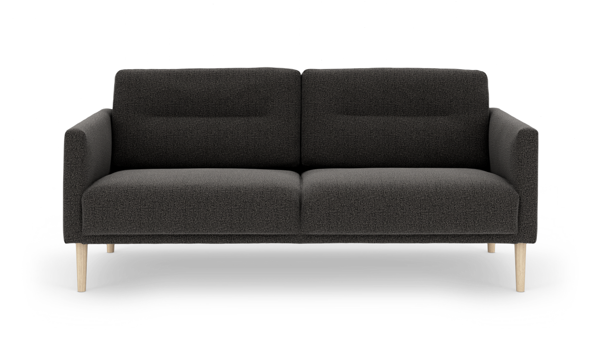 Mørkegrå 3-personers sofa i tekstil med lyse træben, frilagt på hvid baggrund.