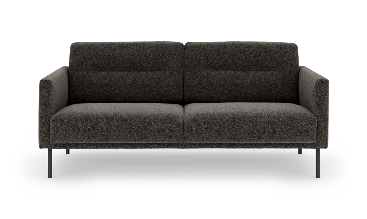 Mørkegrå 2-personers sofas i stof med slanke metalben, frontview.