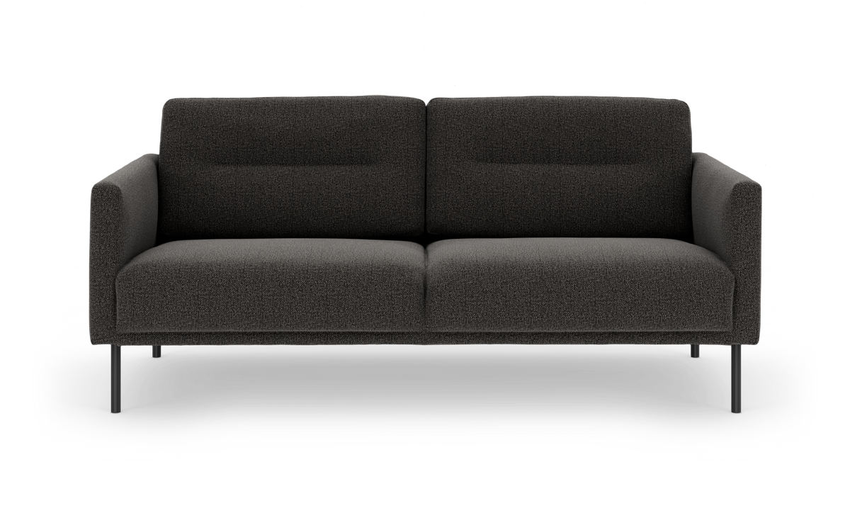 Mørkegrå 3-personers sofa med slanke metalben i et moderne, enkelt design på hvid baggrund.