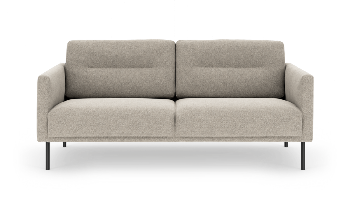Beige 2-personers sofa med slanke sorte metalben, fritlagt på hvid baggrund.