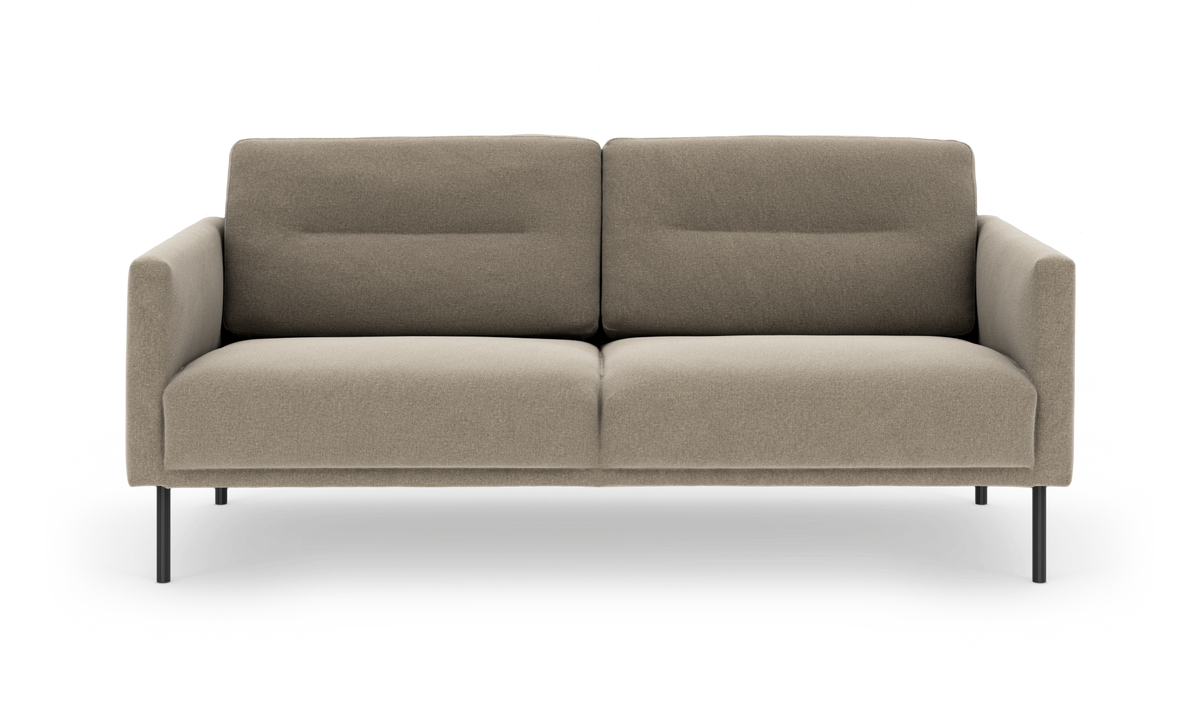 Beige to-personers sofa med slanke sorte metalben, frontvisning.