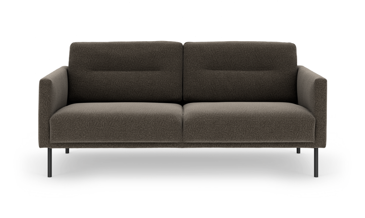 Brungrå to-personers sofa med slanke sorte ben i moderne, minimalistisk stil, frilagt på hvid baggrund.