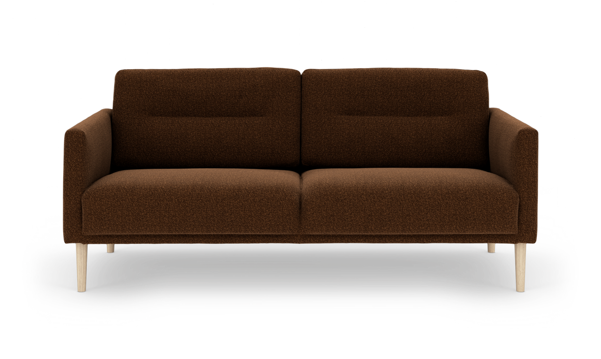 Brun 2-personers sofa med træben, frontvisning på hvid baggrund.