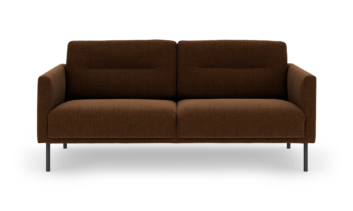 Brun stofsofa med to ryghynder og slanke sorte ben, set forfra.