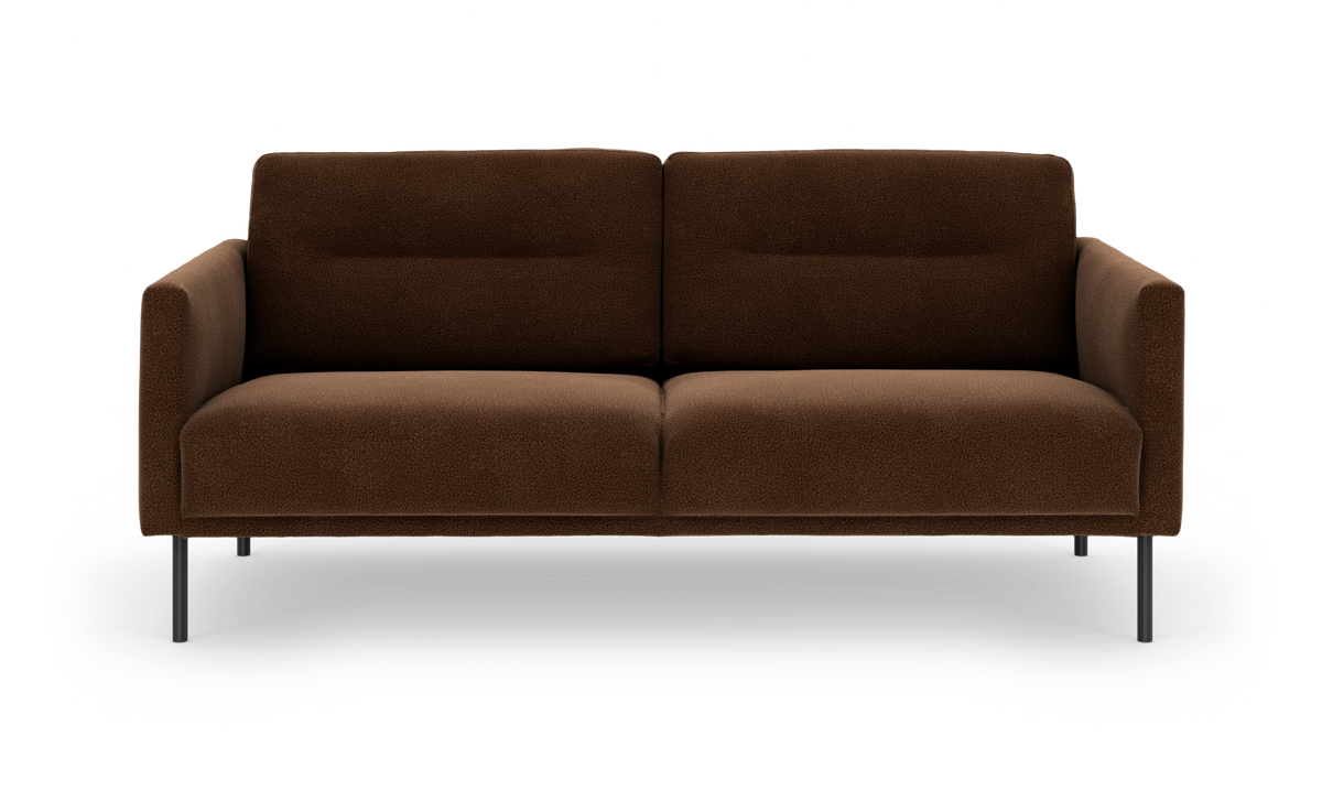 Brun 2-personers sofa i bouclé med slanke metalben, frilagt på hvid baggrund.