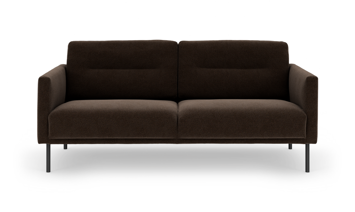 Brun 2-personers sofa med slanke metalben i frontvisning på hvid frilægning.