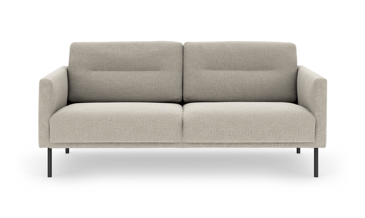 Beigefarvet 2-personers sofa i stof med slanke sorte metalben, set forfra på hvid baggrund.