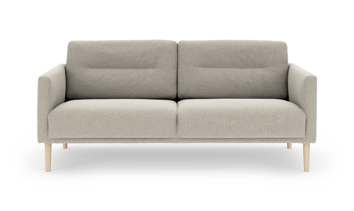 Beige 2-personers sofa i stof med træben, frontvisning.
