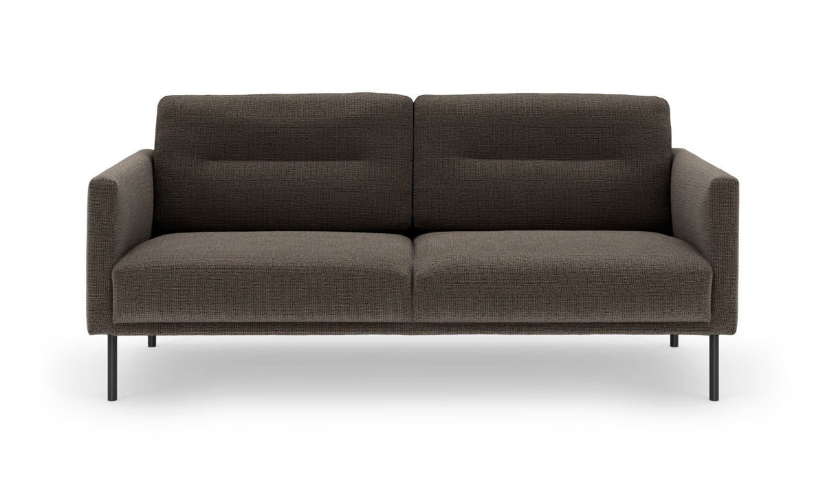 Mørkebrun 2-personers stofsofa med slanke armlæn og sorte metalben, set direkte forfra på hvid baggrund.