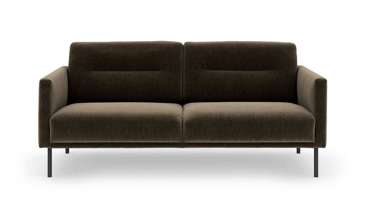Moderne 2-personers sofa i mørkebrun tekstil med slanke sorte metalben, set forfra.