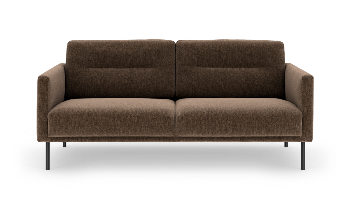 Brun 2-personers stofsofa med slanke sorte metalben, frilagt på hvid baggrund.