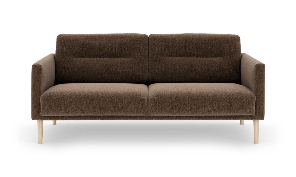 Brun 2-personers sofas i stof med lyse træben, set forfra.