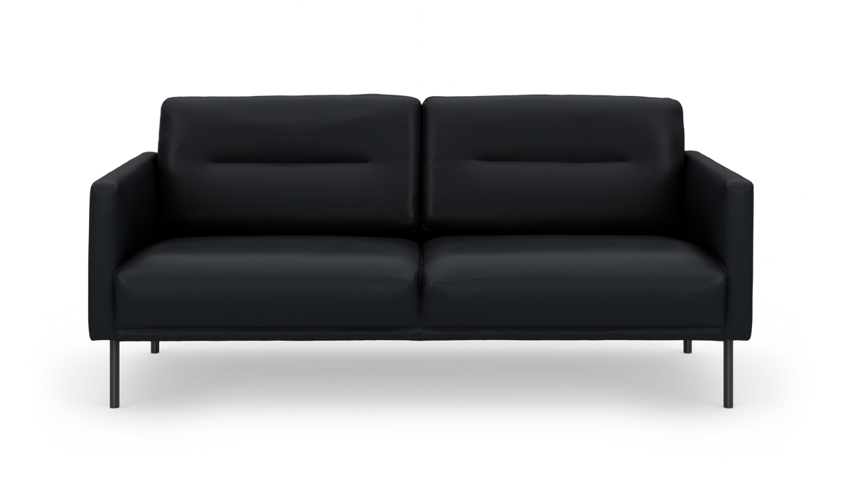 Sort 2-personers sofa med slanke metalben set forfra, frilagt på hvid baggrund.