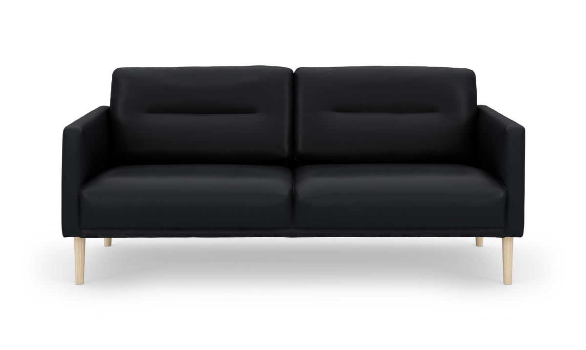 Sort 2-personers sofa med træben, frontvisning på hvid baggrund.