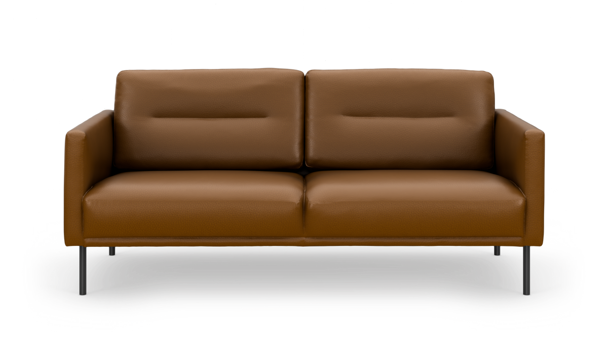 Brun lædersofa med metalben set forfra, to-sæders.