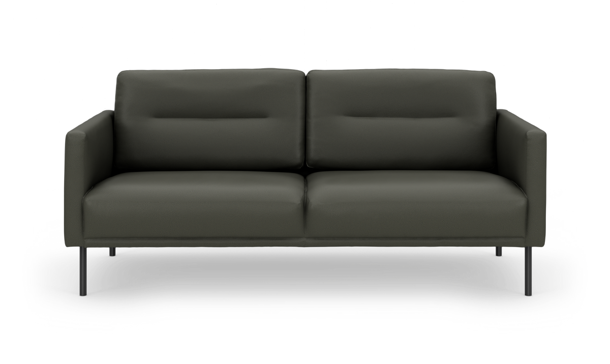 Mørkegrøn 2-personers sofa i moderne, minimalistisk design med slanke metalben, fotograferet forfra på hvid baggrund.