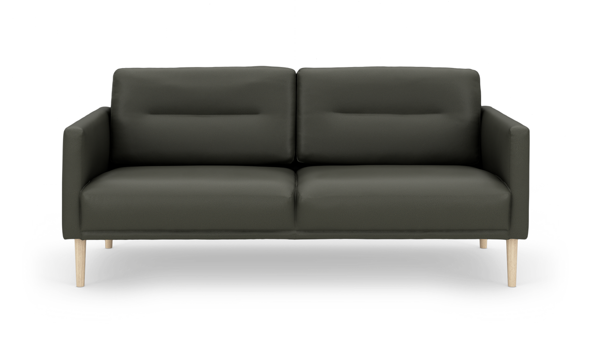 Mørkegrøn 2-personers sofa med smalle armlæn og lyse træben, set lige forfra.