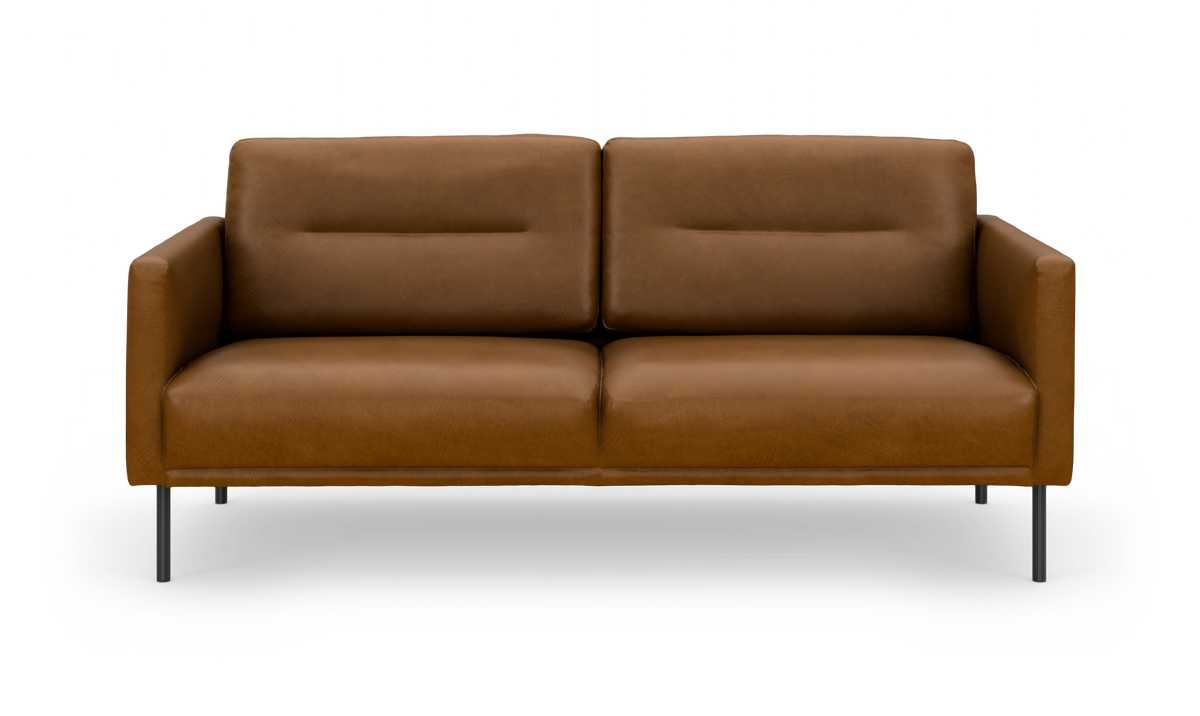 Topersoners brun lædersofa med slanke sorte metalben, frontvisning.