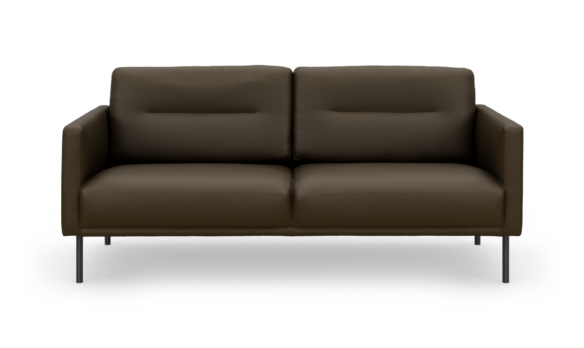 Mørkebrun 2-personers sofa med slanke metalben set forfra i studiopsætning.