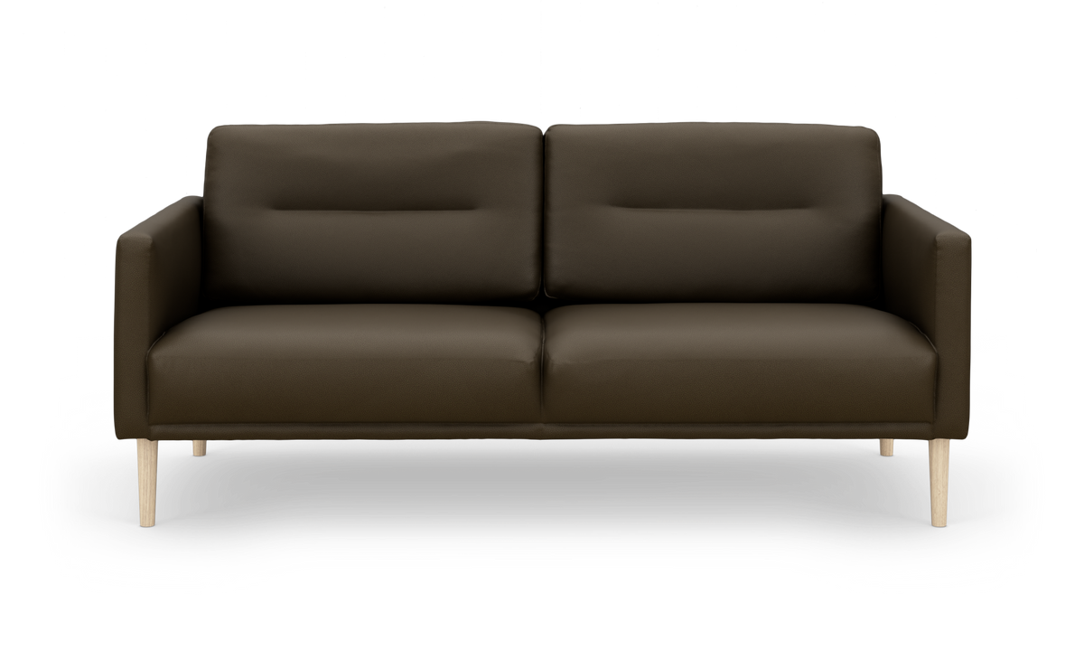 Mørkebrun 2-personers sofa med slanke armlæn og lyse træben, set forfra.