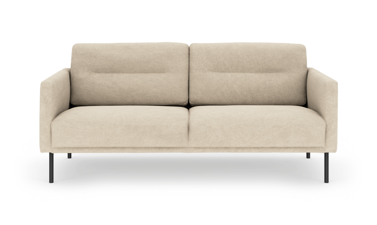 Beige to-personers sofa i moderne, minimalistisk design med slanke sorte ben – produktfoto forfra.