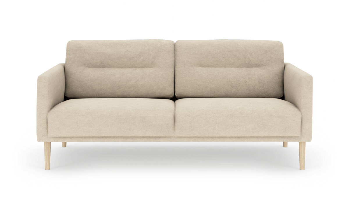 Beige 2-personers sofa med smalle armlæn og runde træben, frontalt produktfoto.