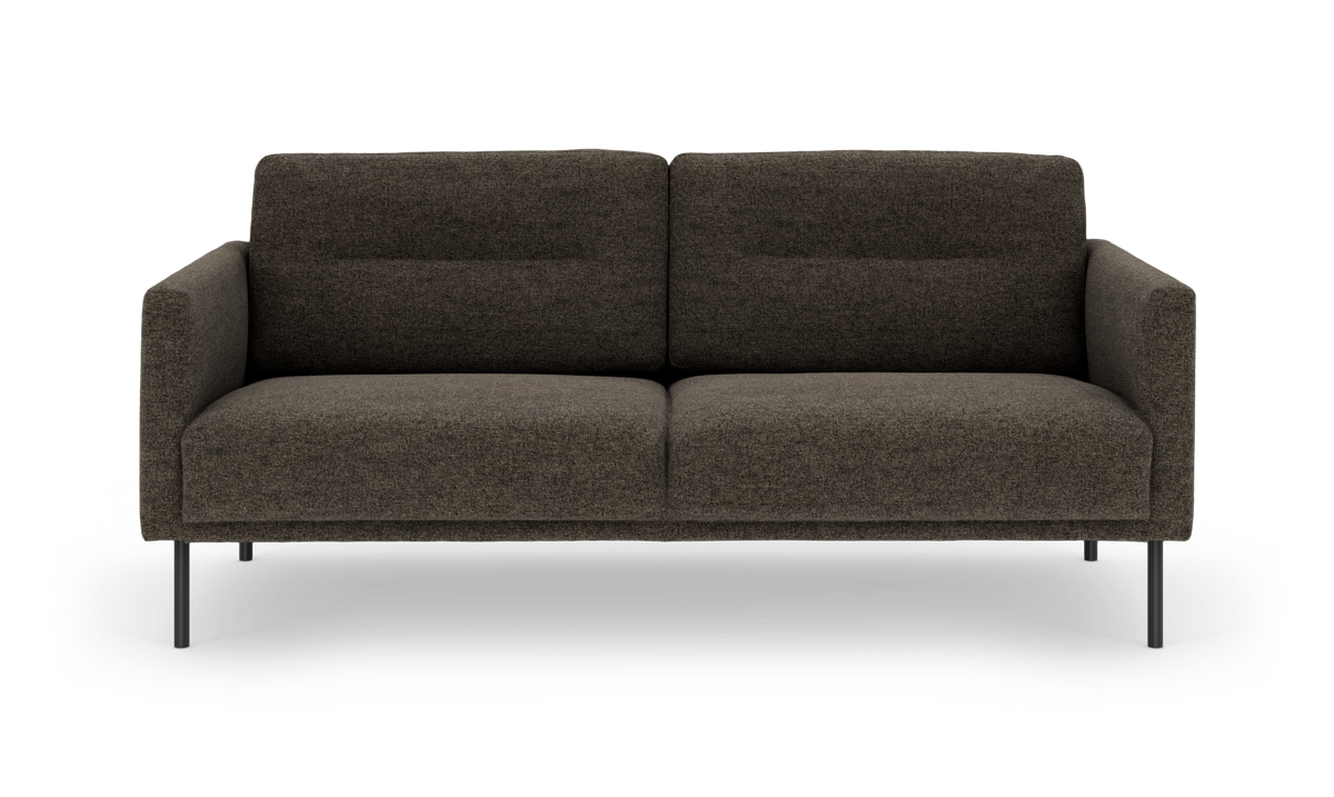 Mørkebrun 2-personers sofa med slanke sorte metalben, set direkte forfra.
