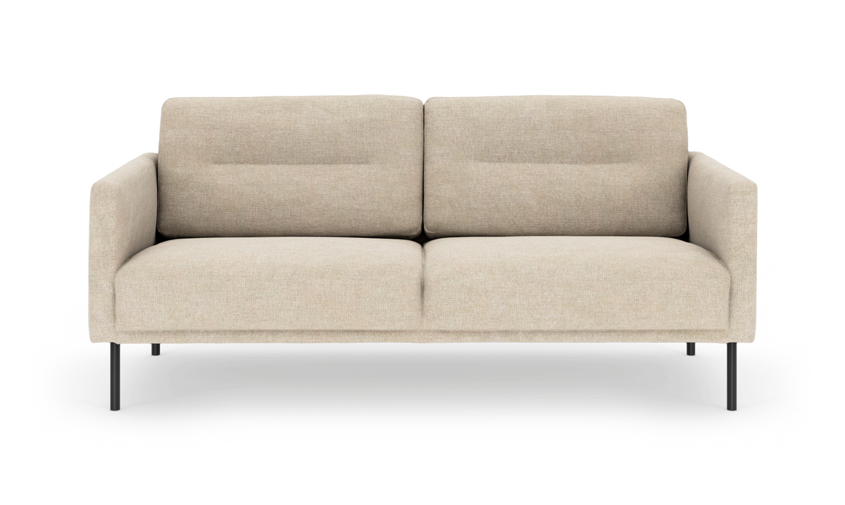 Beige 2-personers sofas i stof med slanke sorte metalben, set forfra.