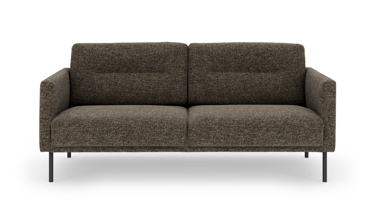 Brunmeleret 2-personers sofa med slanke metalben, frontvisning, fritlagt på hvid baggrund.