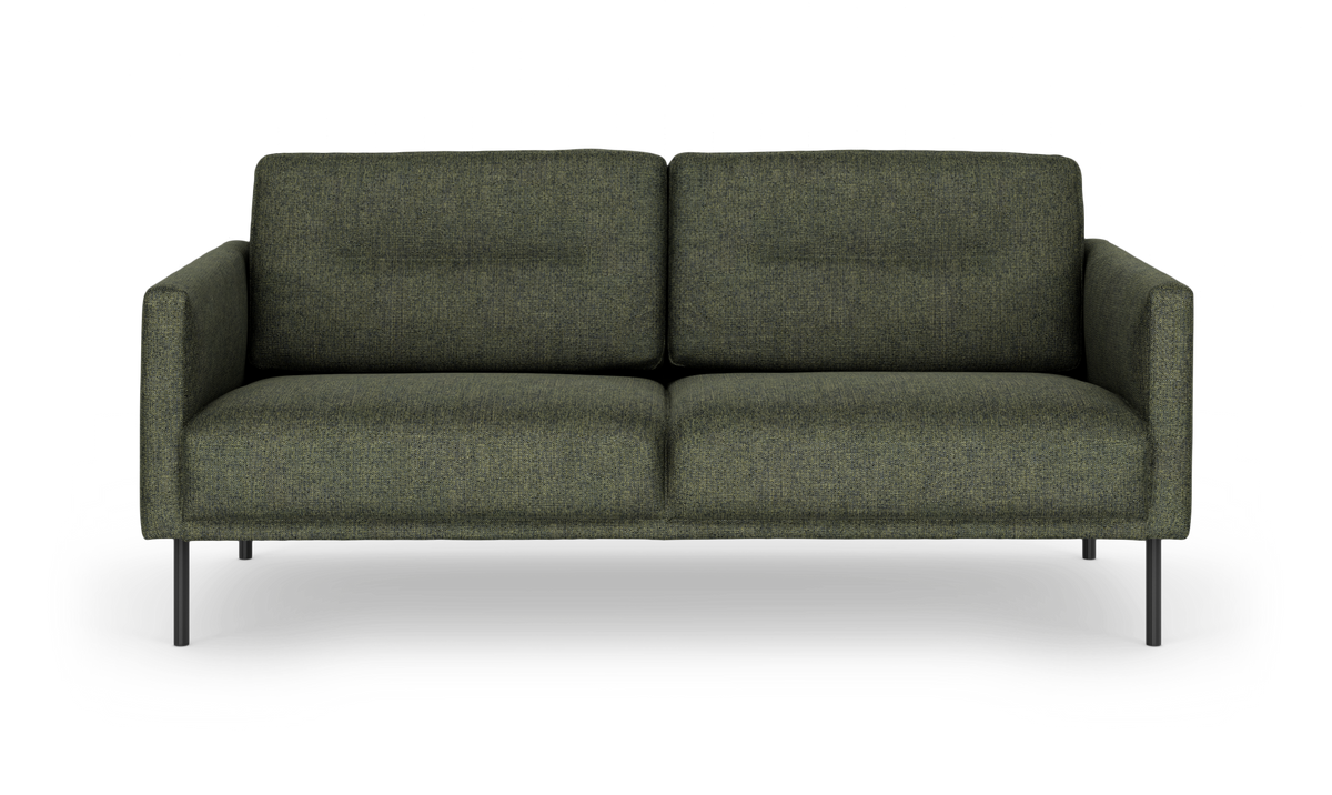Mørkegrøn 2-personers stofsofa med slanke sorte metalben set forfra i studiemiljø.