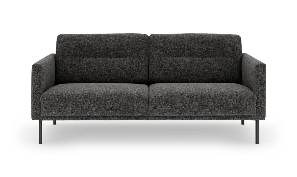 Mørkegrå stofsofa med to sæde- og ryghynder og slanke sorte ben, fotograferet forfra.