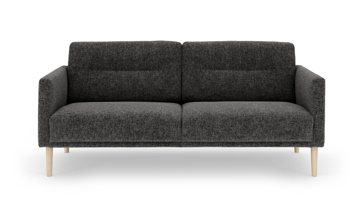 Mørkegrå stofsofa med tre pladser og lyse træben, set forfra mod hvid baggrund.