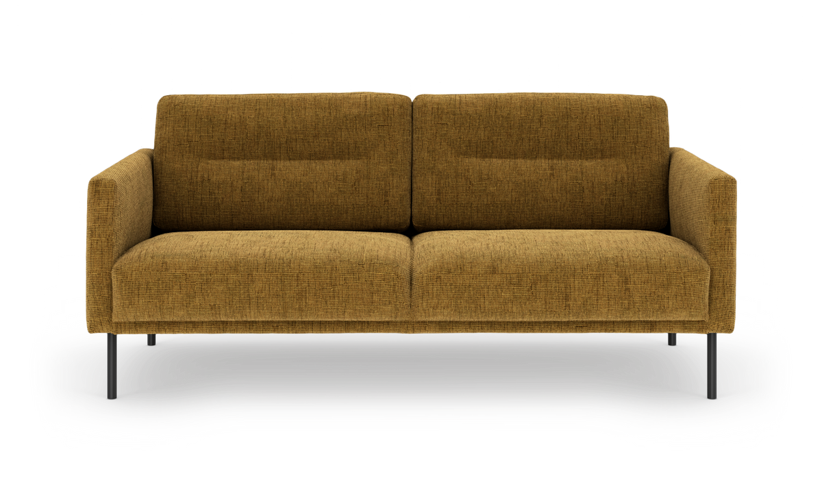 Sennepsgul stofsofa med slanke sorte metalben, frontvisning.