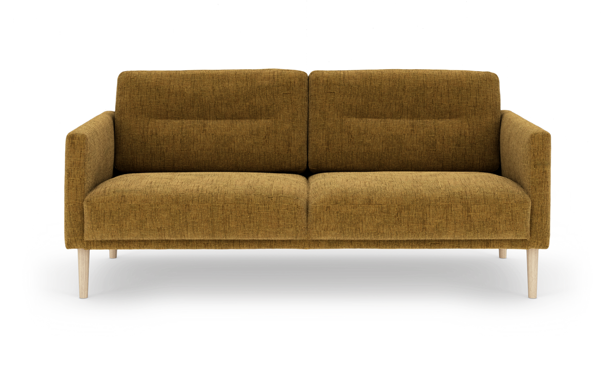 Sennepsgul 2-personers sofa med slanke armlæn og lyse træben, frilagt produktfoto forfra.