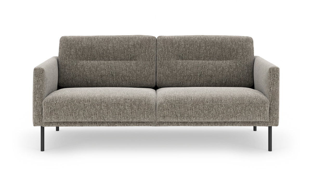 To-personers sofa i grå‑beige stof med slanke sorte ben, frontvisning.