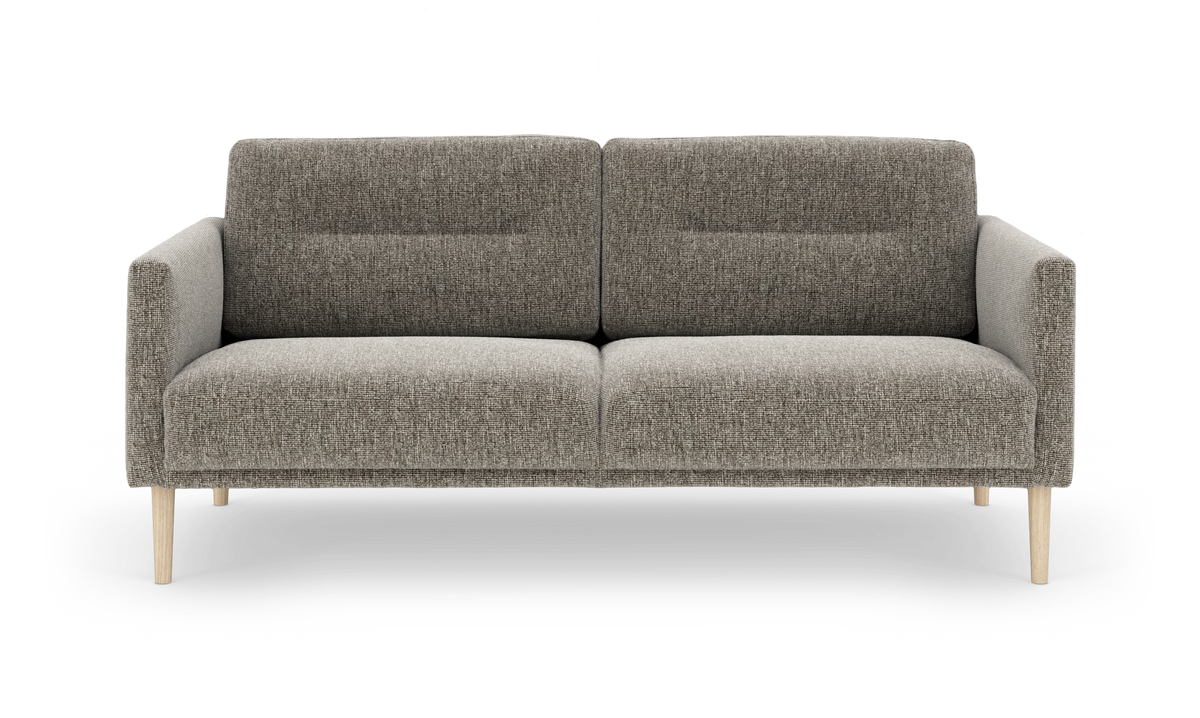 Grå 2-personers sofa i stof med lige armlæn og lyse træben, frontvisning mod hvid baggrund.