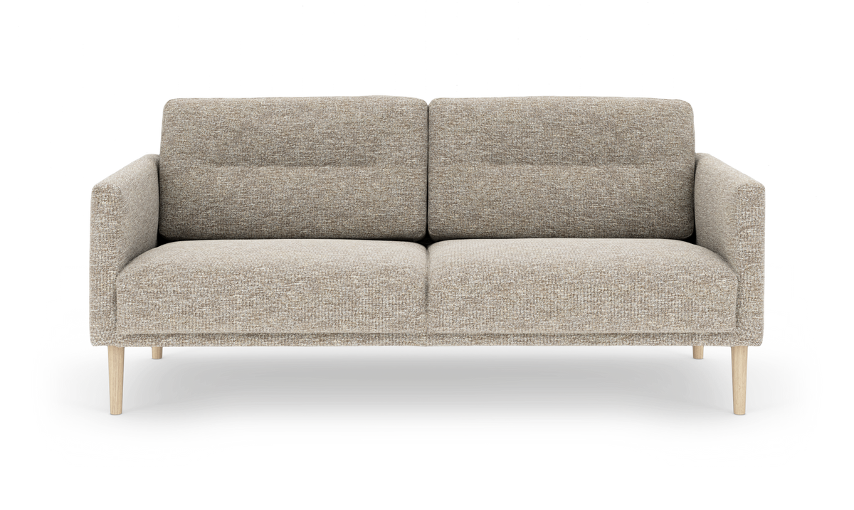 Beige stofsofa med slanke træben set forfra.