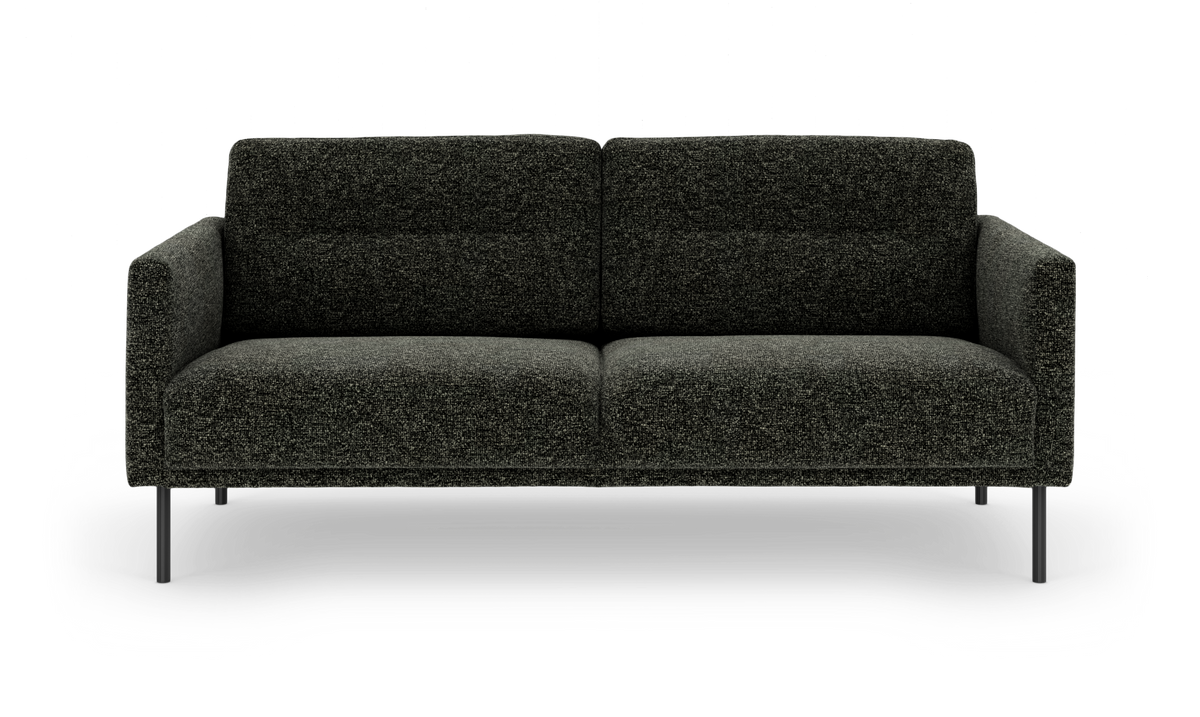 Mørkegrå 2-personers sofa i tekstil med slanke metalben, frilagt på hvid baggrund.