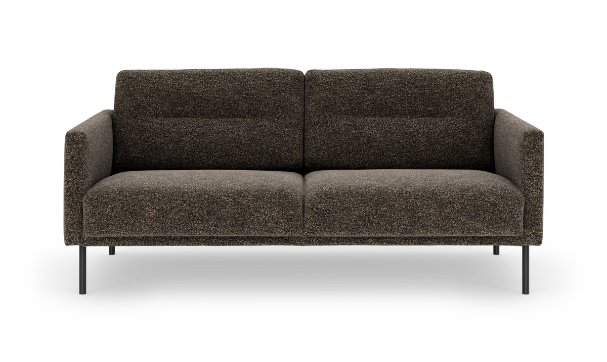Brun stofsofa med to sædehynder og slanke sorte ben, frontvisning på hvid baggrund.