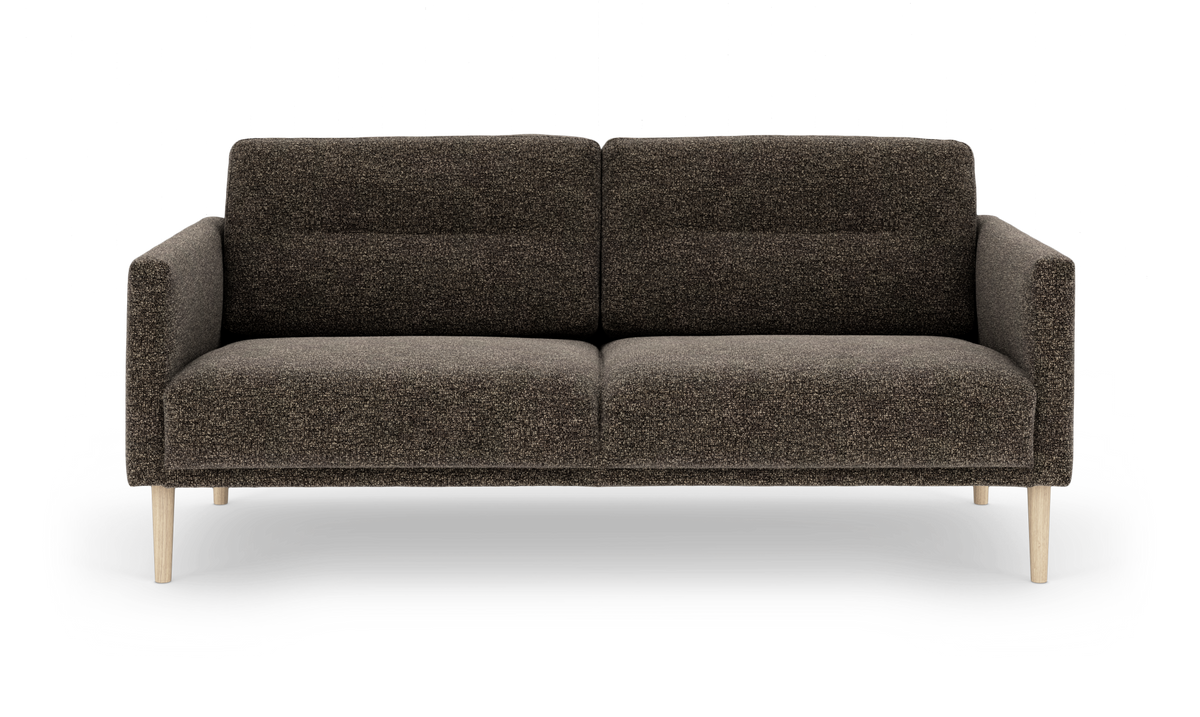Brun tweed 2‑personers sofa med rette armlæn og lyse træben, frilagt på hvid baggrund.