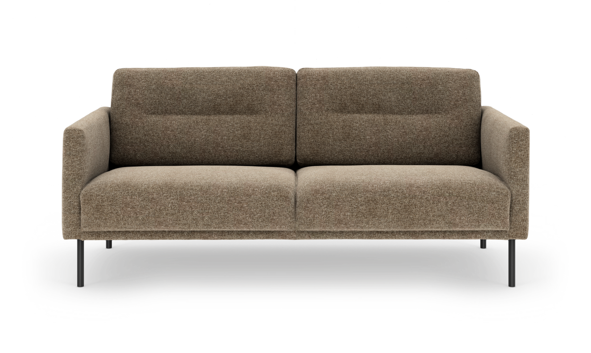 Brun 2-personers sofa med slanke sorte metalben, frontvisning på hvid baggrund.