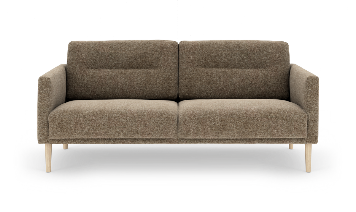 Brun to-personers sofa i tekstil med lyse træben, frontvisning mod hvid baggrund.