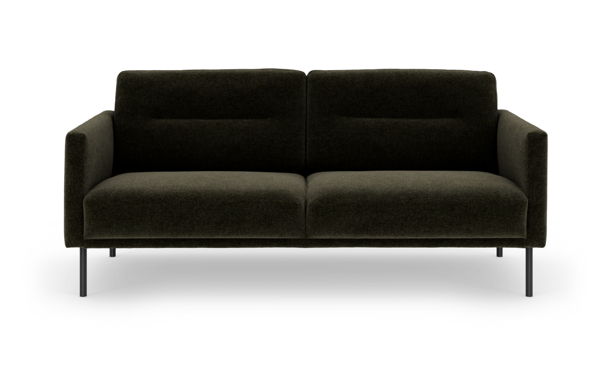 Mørkegrøn moderne 2-personers sofa med lige armlæn og slanke metalben, frilagt på hvid baggrund.