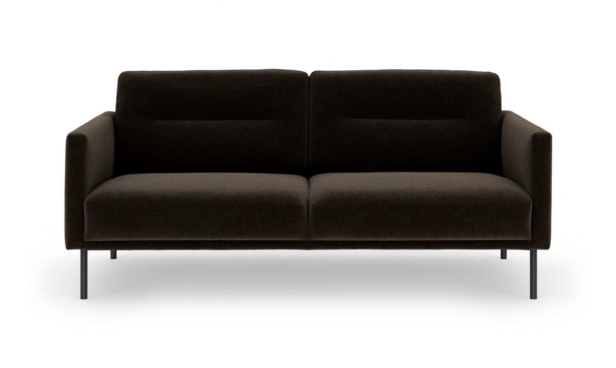 Mørkebrun 2-personers sofa med slanke metalben, frontvisning på hvid baggrund.