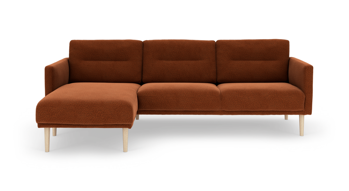Rustbrun 3-personers sofa med chaiselong til venstre og lyse træben, fotograferet forfra.