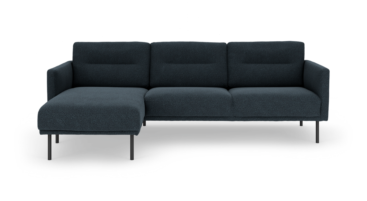 Mørkeblå tresæders sofa med venstrevendt chaiselong og slanke sorte ben.