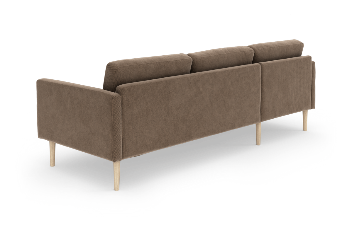 Brun 3-personers sofa i stof med lyse træben, set bagfra i 3/4 vinkel, frilagt på hvid baggrund.