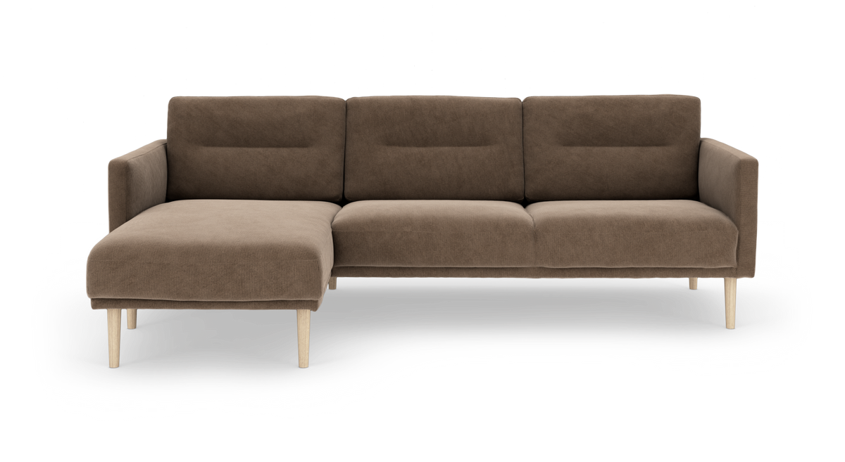 Brun modulsofa med venstrevendt chaiselong og lyse træben, fotograferet lige for i studie.