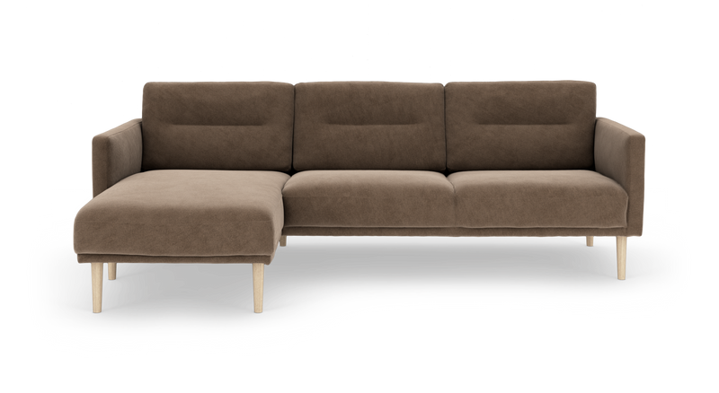 Brun modulsofa med venstrevendt chaiselong og lyse træben, fotograferet lige for i studie._ps